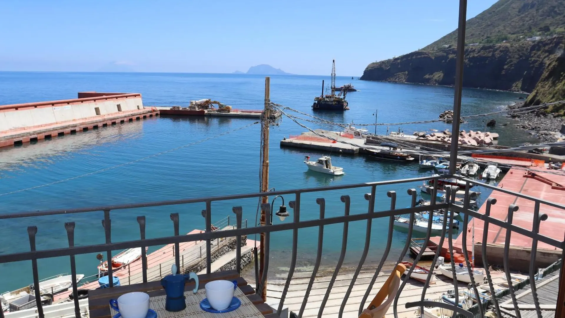 Il Balcone Sul Molo Di Malfa Daire İtalya